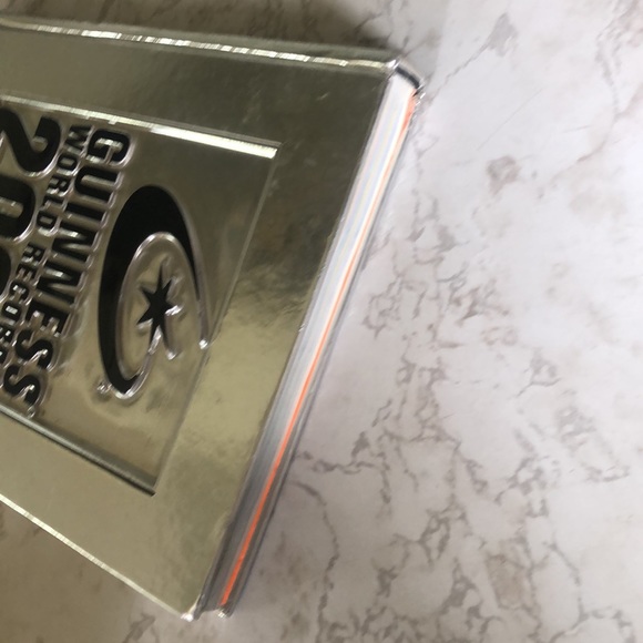 Guinness Book Of World Records 2000 , Millennium Edition - Picture 10 of 13